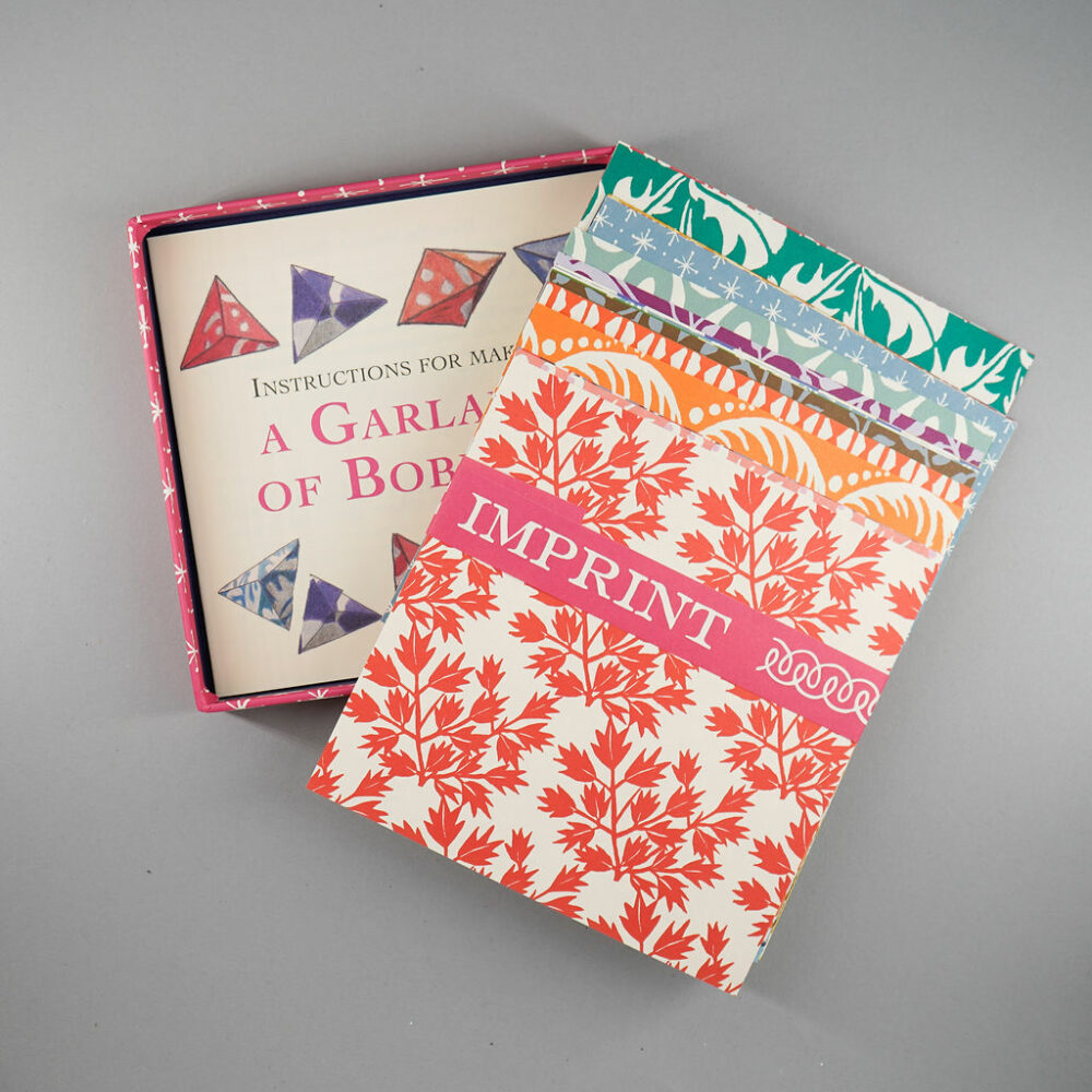 Garland of bobbles Cambridge Imprint Origami Kit - Image 2